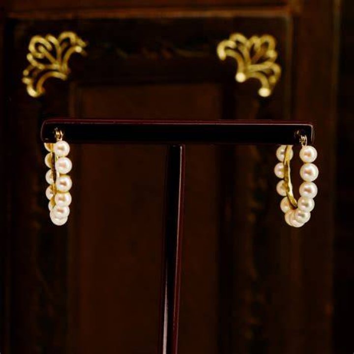 18ct Gold Pearl Hoop Earrings 18ct Gold Pearl Hoop Earrings