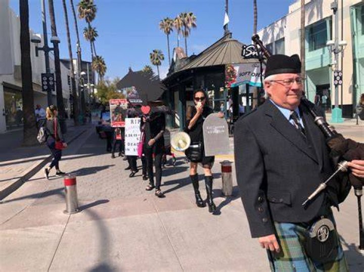 Activists March To Santa Monica Planned Parenthood Clinic To Safeguard Abortions activists march to santa monica planned parenthood clinic to safeguard abortions