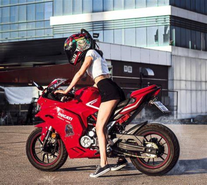 Automotive design, Human leg, Fender, Knee, Auto part, Vehicle door, Automotive wheel system, Classic car, High heels, Hood, Automotive design, Human leg, Fender, Knee, Auto part, Vehicle door, Automotive wheel system, Classic car, High heels, Hood,