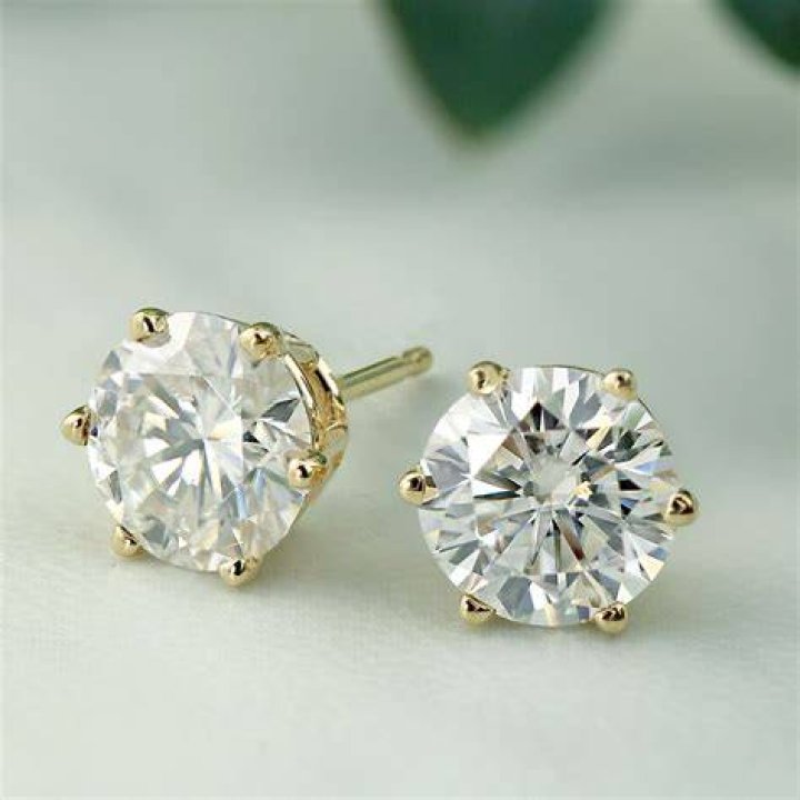 Gold diamond earring Gold diamond earring