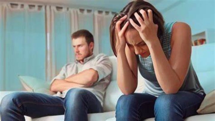Couple arguing in restaurant inseguridad en pareja
