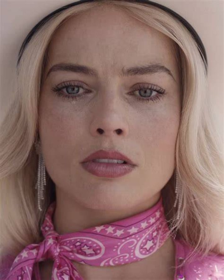 margot robbie crying as barbie margot robbie crying as barbie