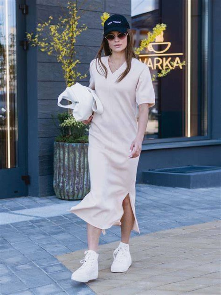 Sleeve, Standing, Art, Knee, Fashion illustration, Parallel, Artwork, Illustration, Painting, Costume design, Sleeve, Standing, Art, Knee, Fashion illustration, Parallel, Artwork, Illustration, Painting, Costume design,