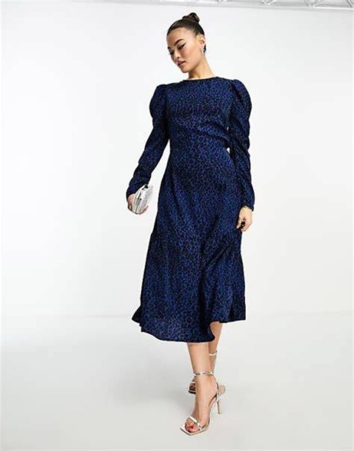 Vestido midi azul con mangas abullonadas Vestido midi azul con mangas abullonadas