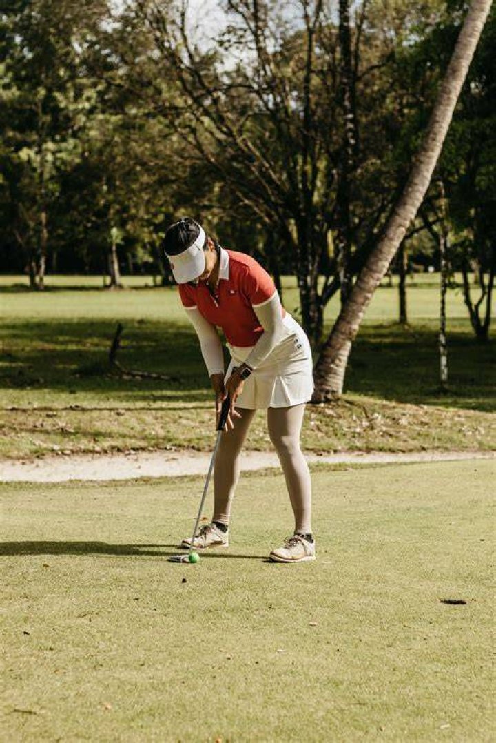 women playing golf